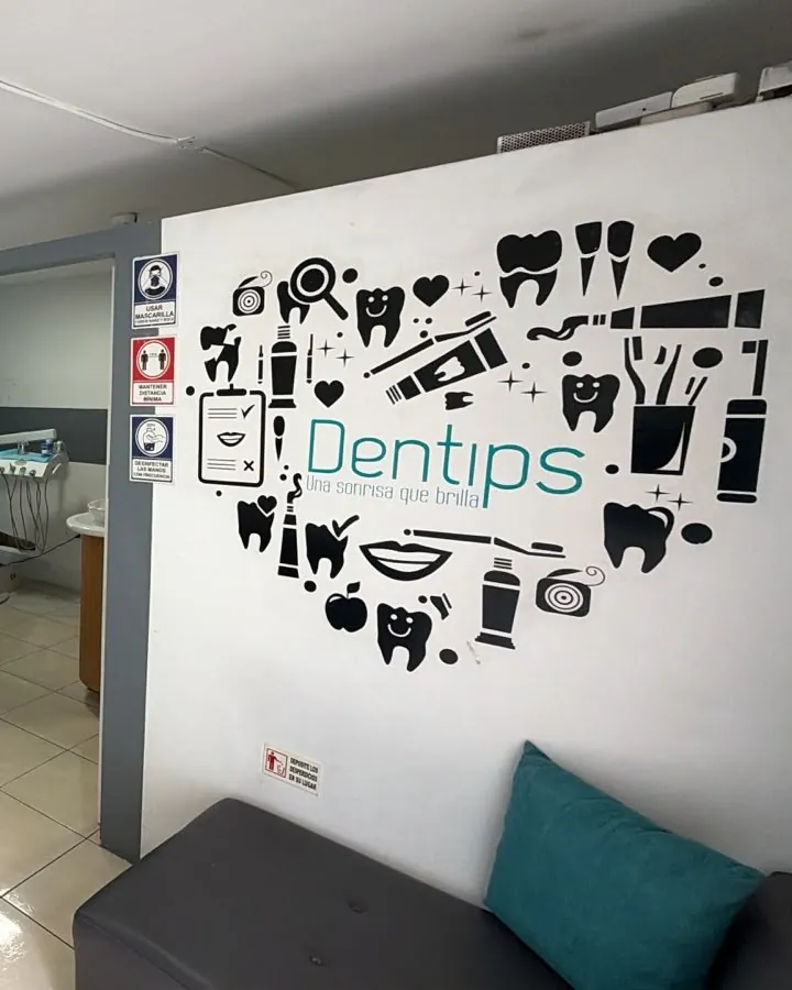 Sala de espera de la clínica Dentips con el logo en la pared